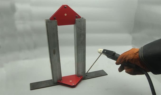 Mặt bên của chiếc ke cũng có thể hút được, ta sử dụng trong tình huống nốt một tấm sắt với một thanh thép hộp